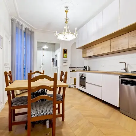 Chic 3br Flat Near Sacre Coeur By Guestready * Paryż