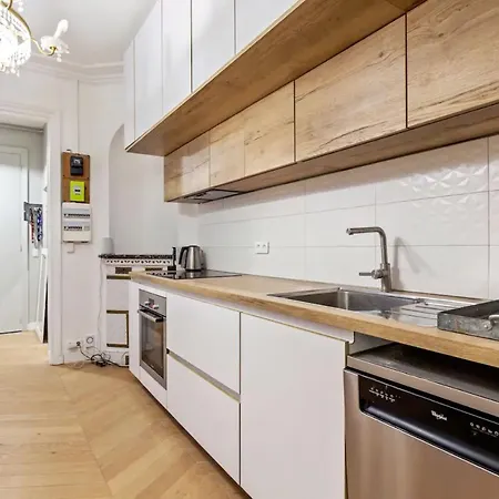 Chic 3br Flat Near Sacre Coeur By Guestready